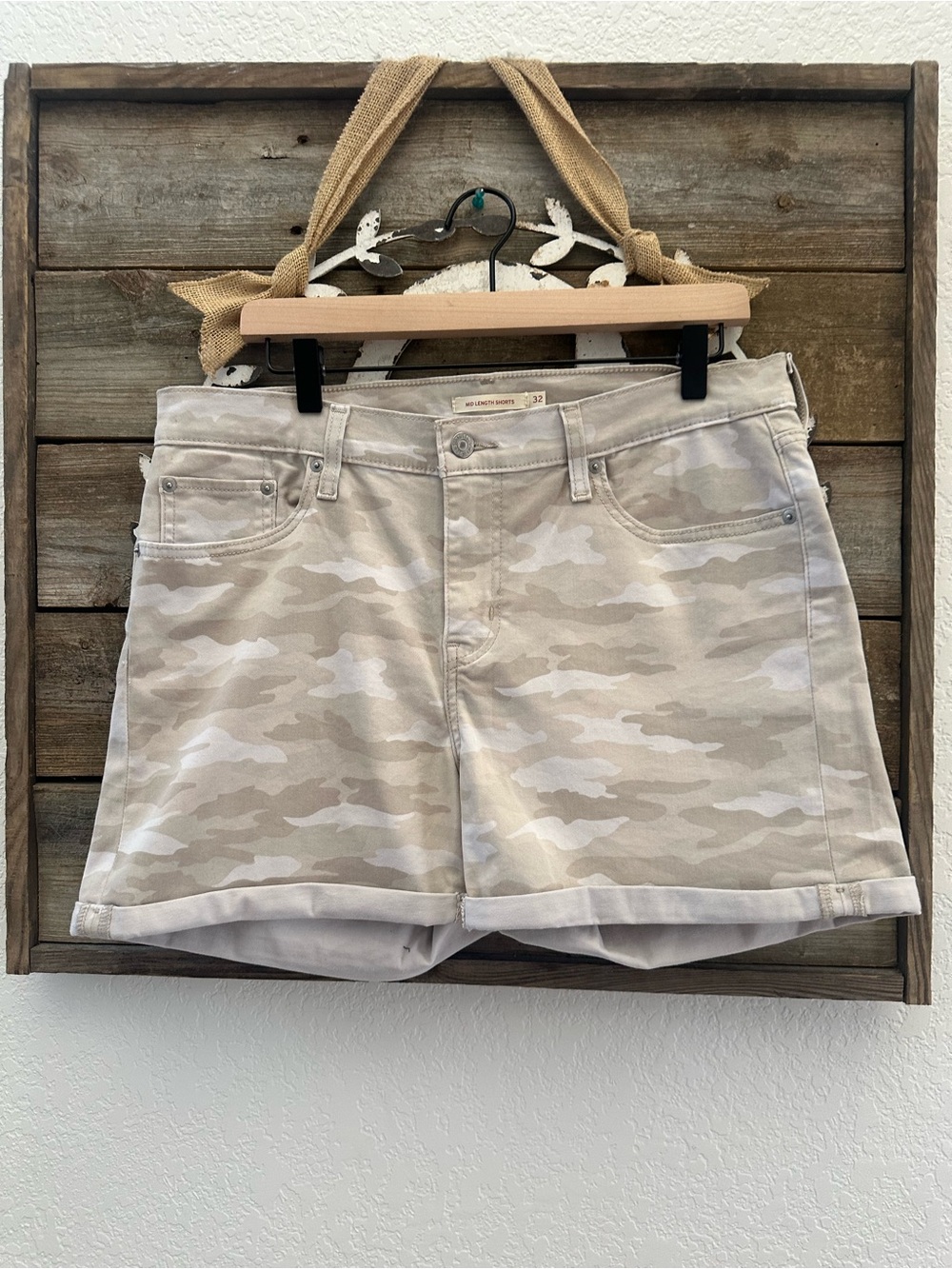 Levi’s Women's Tan Camo Stretch Denim Roll-Hem Shorts size 32